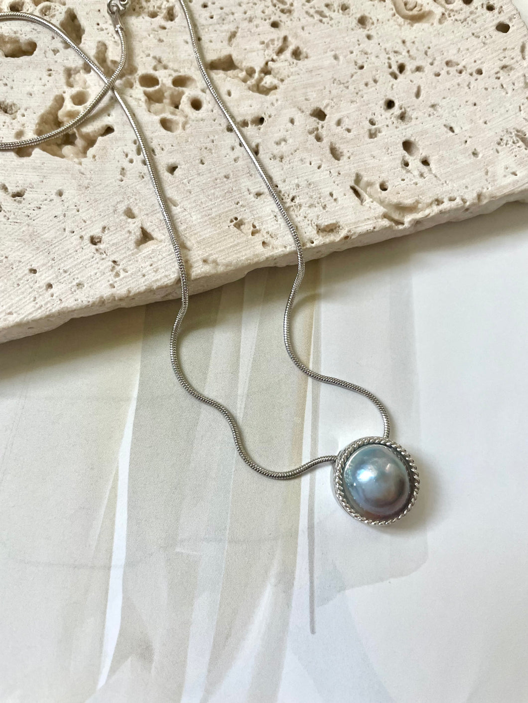 Lhn9085 Fashion Necklace Brass & Grey Maube Pearl