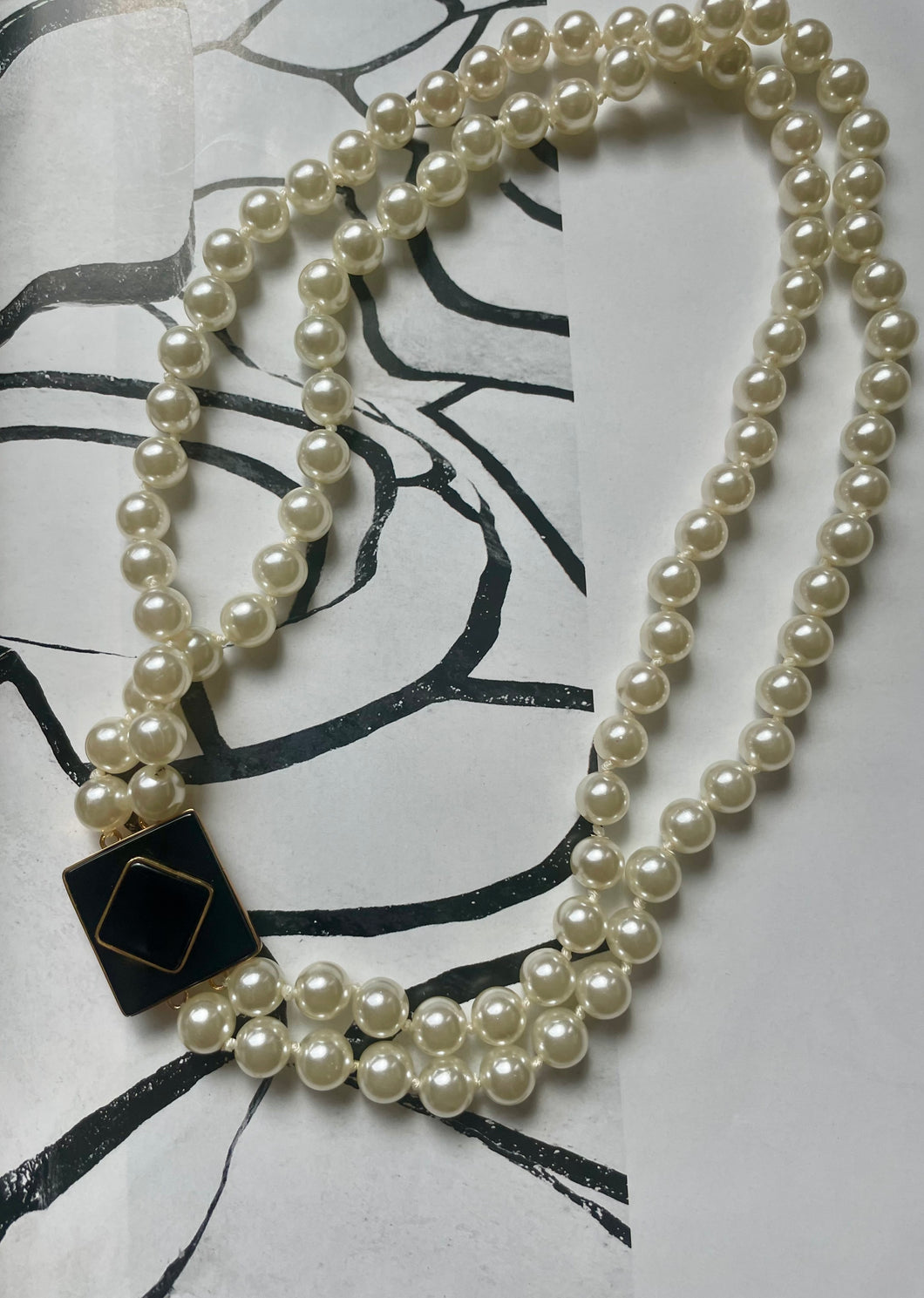 Lhn9095 Fashion Knotted Pearls Black Stone Closure