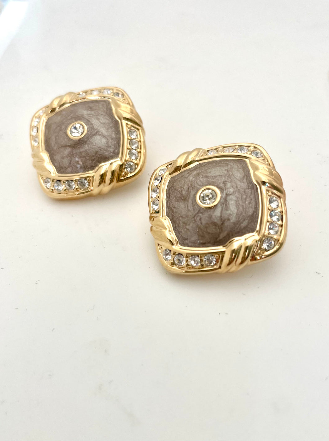 Lhe9748 Fashion Clip Earring Square Taupe Enamel & Rhinestones
